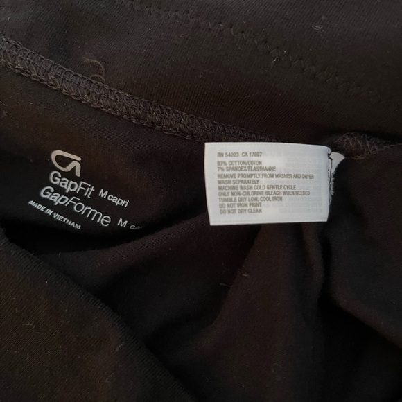 Tags still on, Gap Fit black capris, size M - Picture 5 of 7